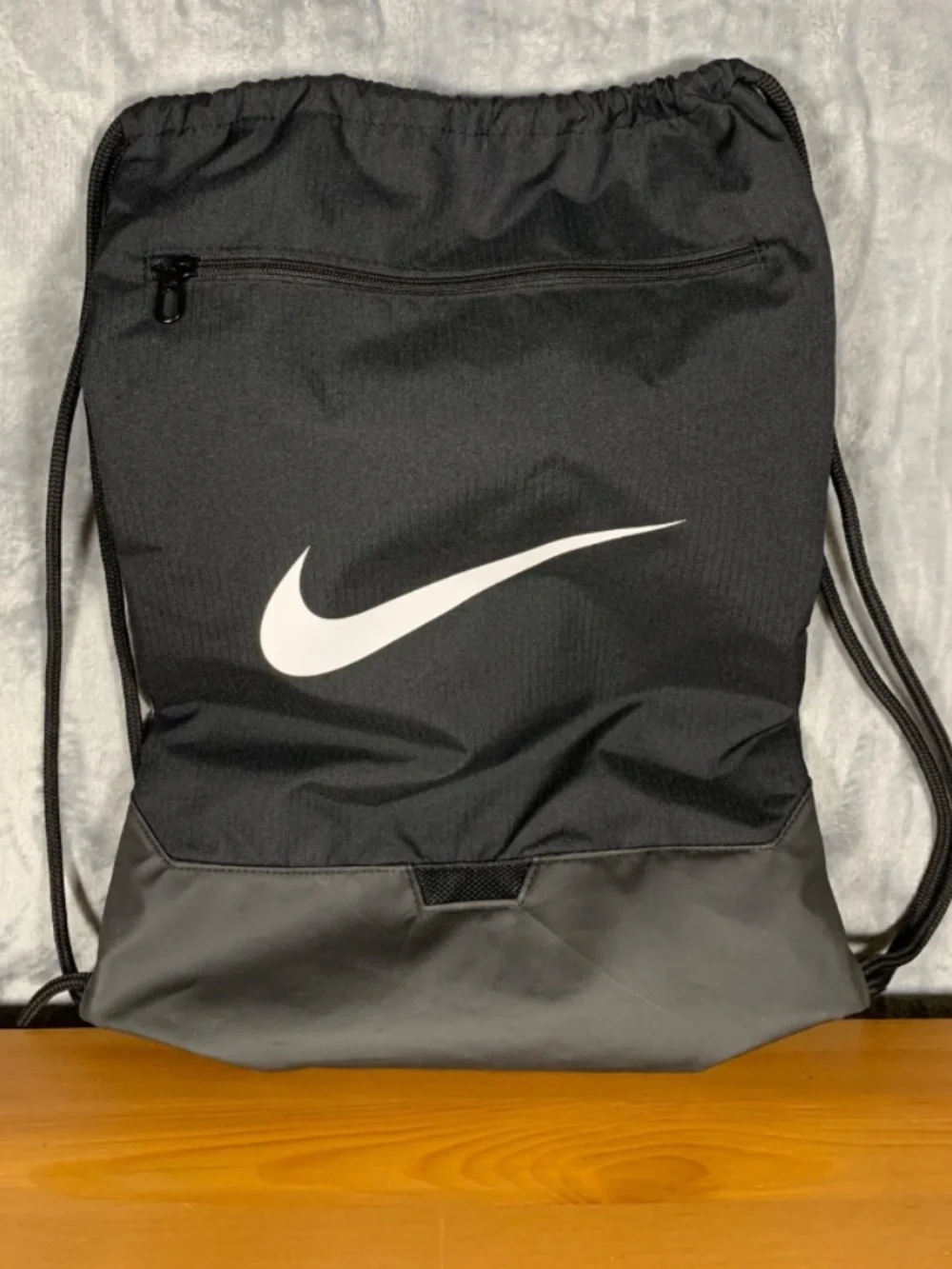 Minimalist, sleek, and highly functional Nike drawstring bag. Perfect for sports